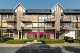 Kantoor/handelspand met een brede etalage (11m) op een centrale zichtlocatie in Herentals. Tegenover trein- en busstation met openbare parking voor...