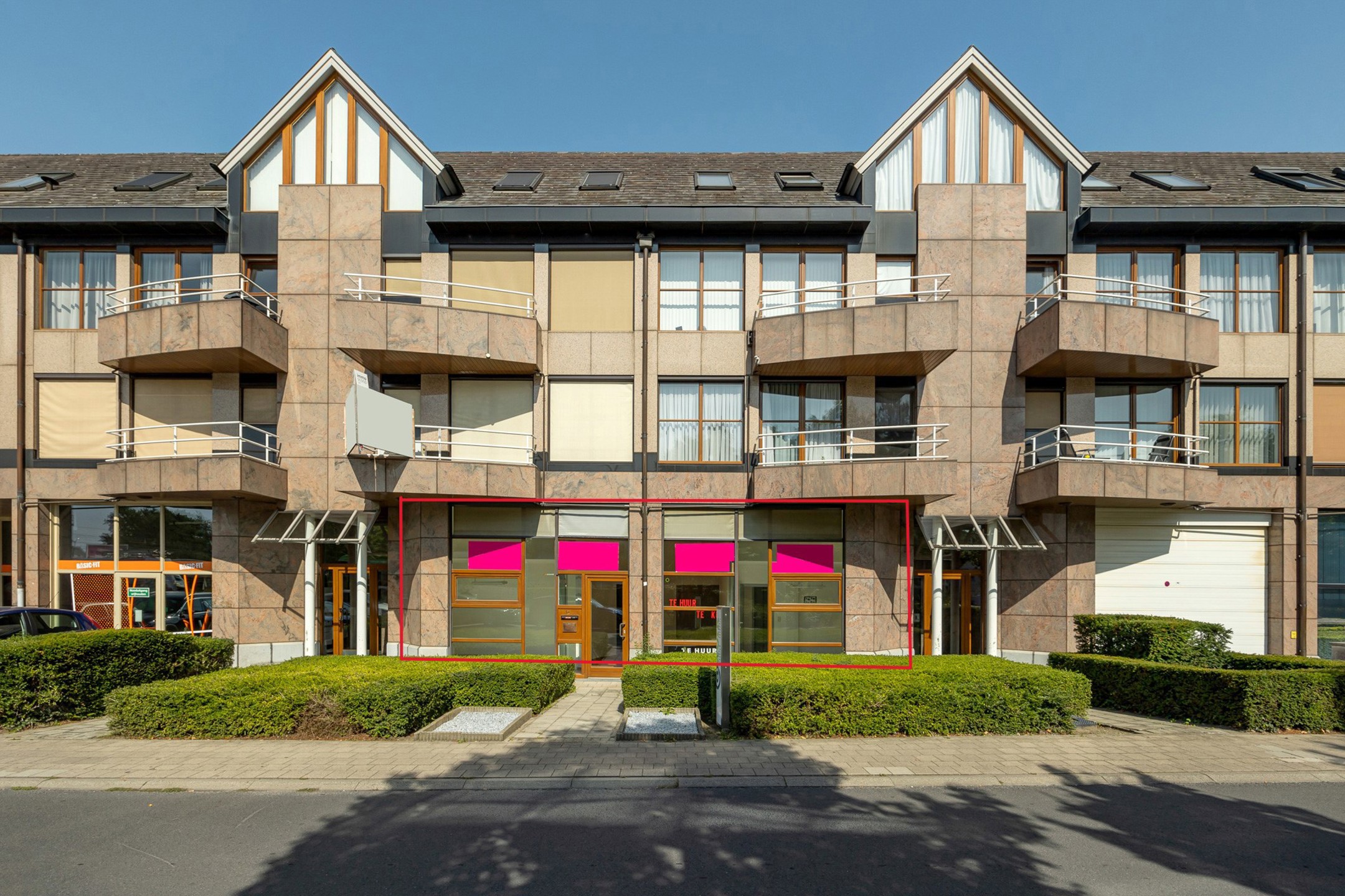 Kantoor/handelspand met brede étalage (11m) op zichtlocatie - foto 1