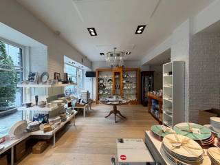 Gelegen aan de Defacqzstraat, op een steenworp van de Louizalaan en het Stefanieplein, geniet deze commerciële ruimte van een toplocatie met uitstekende zichtbaarheid dankzij de brede etalage.<br />So Estates biedt u deze handelsruimte van ongeveer 80 m² aan, ideaal voor tal van detailhandelsactiviteiten. Boetiek, showroom, conceptstore, interieurdecoratie, mode of accessoires: dit pand biedt tal van commerciële mogelijkheden.<br />Zeker een bezoek waard!