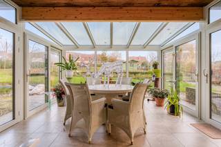 In de Steenveldstraat te Ronse, op wandelafstand van het Hotondbos en fietsafstand van het centrum, vinden we deze ruime laagbouwvilla terug. INDELING Inkomhal met toilet - eetkamer - keuken - wintertuin - leefruimte - veranda - inpandige garage - berging - slaapkamer 1 - slaapkamer 2 - badkamer - slaapkamer 3 met douche - wasplaats Extra: - kelder - zolder - carport - pergola en tuinhuisAlgemene info: - zonnepanelen met thuisbatterij aanwezig - 20.000 l regenwater - verwarming op gas + speksteenkachel - meerdere terrassen rondom de woning Bestuursmaatregelen in het maatregelenregister: nee