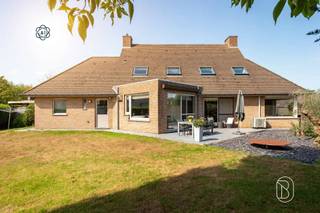 Op zoek naar een ruime woning waar wonen, werken en comfort moeiteloos samenkomen? Deze open bebouwing in de Sint-Laurentiusstraat in Wielsbeke biedt bijzonder veel mogelijkheden dankzij haar royale volumes, perceel van 1.007 m² en de aanwezige praktijkruimte.De woning beschikt over 3 slaapkamers, een bureau, badkamer, zolder en garage. Een grote extra troef is de huidige tandartspraktijk, ideaal voor wie een vrij beroep of professionele activiteit aan huis wil uitoefenen. Uiteraard kan deze ruimte ook perfect een andere invulling krijgen. Aansluitend aan de praktijkruimte bevindt zich bovendien een praktische berging, die uitstekend kan worden ingericht als wasruimte. Zo blijven het woon- en werkgedeelte praktisch van elkaar gescheiden.Ook energetisch zit deze woning goed: ze beschikt over een EPC-label B en zonnepanelen. De volledig uitgeruste keuken, het reeds geïnstalleerde Mappy-laadstation voor elektrische wagens, het terras en de ruime tuin maken het wooncomfort compleet.Ook de ligging is een belangrijke troef. De woning bevindt zich in een rustige doodlopende straat met weinig doorgaand verkeer, ideaal voor wie rustig wil wonen en tegelijk vlot bereikbaar wil blijven.Een veelzijdige eigendom voor gezinnen, zelfstandigen of vrije beroepen die op zoek zijn naar ruimte, een gunstig EPC en de mogelijkheid om wonen en werken te combineren in Wielsbeke.Interesse? Neem gerust contact met ons op voor meer informatie of een bezoek ter plaatse.Te koop via Immo Beguin, jouw vastgoedexpert sinds 2009, met kantoren in Ronse, Waregem, Kortrijk, Deinze, Doornik, Lessines, Moeskroen en Nieuwpoort.Meer info of bezoek via luna@immobeguin.be