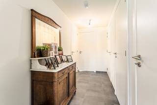 Dit nieuwbouwappartement (bouwjaar 2022) combineert energiezuinig wonen met comfort en een uitstekende ligging. Het appartement bevindt zich op wandelafstand van de Leie. De ruime, lichtrijke leefruimte geeft toegang tot een zonnig terras waar u heerlijk kunt ontspannen. Dankzij de vlotte verbinding richting Kortrijk, Waregem en de E17 geniet je ook van een uitstekende bereikbaarheid. Kortom de ideale investering om zelf te wonen of te laten renderen! <br /><br />INDELING:<br /><strong>Gelijkvloers:</strong> inkomhal - lichtrijke leefruimte met toegang tot terras - geïnstalleerde keuken - badkamer uitgerust met lavabo en douche - toilet - praktische bergruimte - slaapkamer 1 (toegang tot terras) - slaapkamer 2 - ruim terras (16m²)<br /><br /><strong>Kelderverdieping: </strong>autostaanplaats met diverse laadmogelijkheden - privatieve berging - gemeenschappelijke fietsenstalling<br /><br /><br /><strong>Troeven van deze woning:<br />-</strong> Energiezuinig nieuwbouwappartement<br />- Instapklaar en modern ingericht<br />- Ruim terras met uniek uitzicht<br />- Rustige ligging met vlotte verbinding naar Harelbeke, Kortrijk en Waregem<br /><br /><br />Interesse of wenst u graag een bezoek ter plaatse?<br />Neem contact op met uw ERA-makelaar!