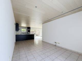 Dans la Robert Vandammestraat à Koksijde, nous trouvons ce lumineux appartement d'une chambre (90 m²) à louer. C'est le point de départ idéal pour ceux qui aiment un accès facile, mais qui souhaitent tout de même profiter de l'espace nécessaire.MISE EN PAGE> Rez-de-chaussée :- Salon - Chambre- Cuisine- Salle de bain avec douche et mobilier- Toilette- Terrasse- Bureau- RangementEn outre, l'appartement dispose également d'un sous-sol commun où une connexion pour la machine à laver est également prévue.AVANTAGES :- Accès facile à la plage et aux commerces- Pas de frais communs- Charmante petite résidence Êtes-vous intéressé par cette propriété à louer à Koksijde ? Rendez-vous sur le site www.dewaele.com, cliquez sur le bien que vous souhaitez louer. À l'aide du bouton rouge « demandez votre visite », nous vous demandons de remplir brièvement un profil. Ensuite, nous vous contacterons pour une visite. Les rendez-vous ne peuvent pas être pris par téléphone.