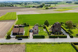 Midden tussen de velden, staat deze zeer charmante te renoveren half open bebouwing met een prachtige zuid gerichte tuin. Op den buiten maar tegelijk op amper 5 min rijden van het centrum van Ronse. <br /><br />Indeling : inkomhal, open living en eetplaats met aansluitend de ruime leefkeuken in directe connectie met de tuin. Apart toilet, berging en badkamer.<br />Eerste verdieping: 3 slaapkamers<br />Tweede verdieping : 4de grote slaapkamer.<br />Er is tevens een praktische kelder dat dient als extra stockage ruimte.<br /><br />De woning heeft ook een garage en een oprit voor meerdere wagen. Een tuinhuis op het einde van de tuin. <br />Fantastische locatie voor de wandel en fiets-liefhebbers 💛<br />Perfecte familie woning voor kinderen, volwassen (en huisdieren) <br /><br />Voor meer informatie en bezoek, gelieve ons te bellen 0475/34.00.40<br />Wij helpen u graag verder met uw zoektocht naar een nieuwe woonst. <br /><br />
