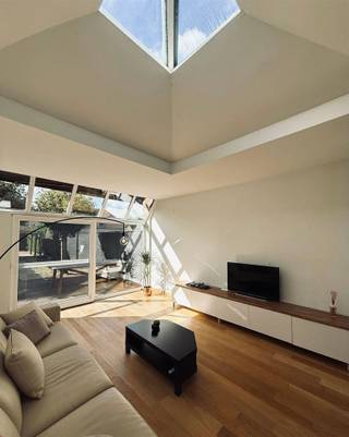 Deze woning is gelegen in een rustige omgeving, dichtbij het centrum en in de nabijheid van verschillende invalswegen. De woning beschikt over...