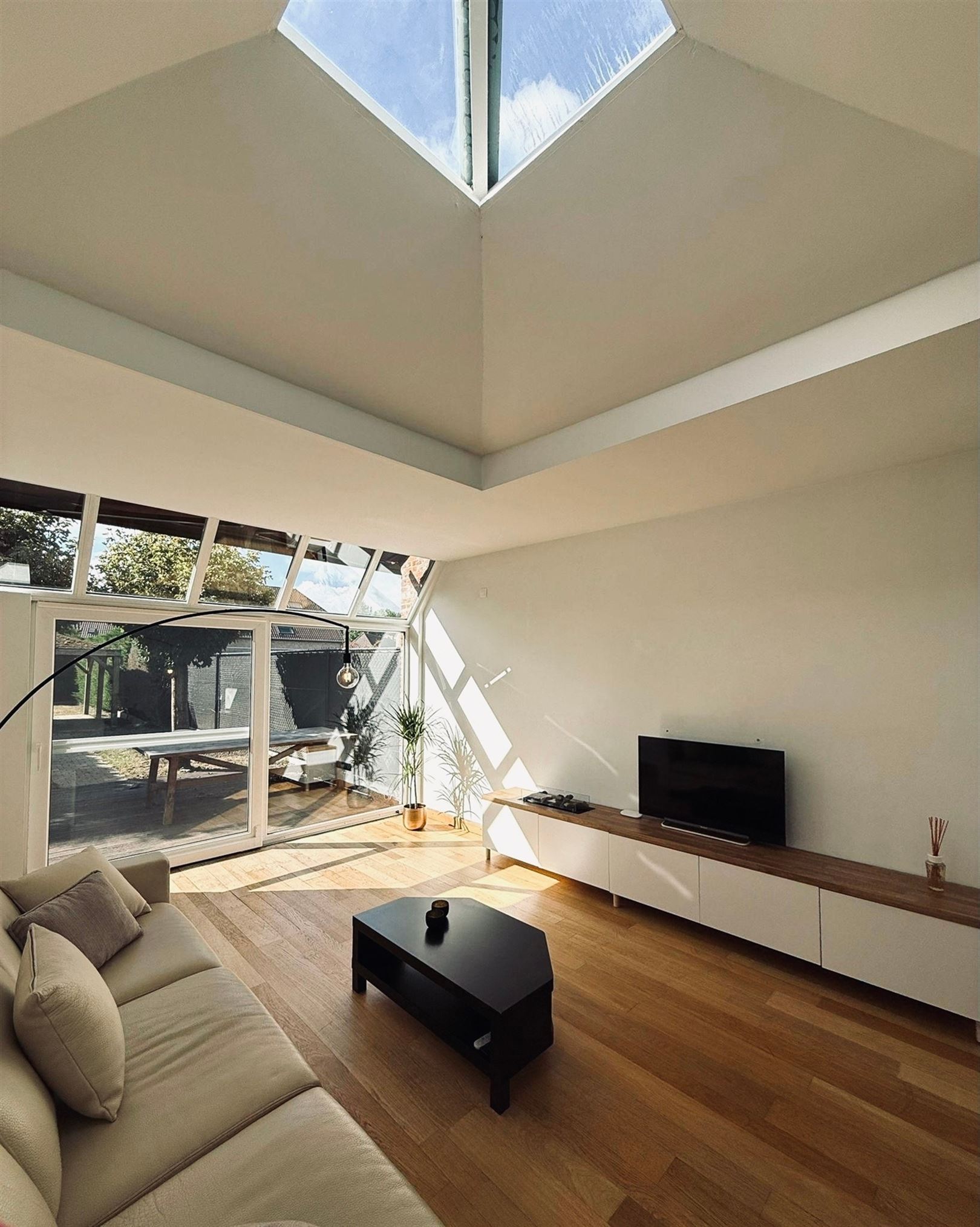 Gemeubelde woning nabij het centrum met vier slaapkamers en tuin - foto 2