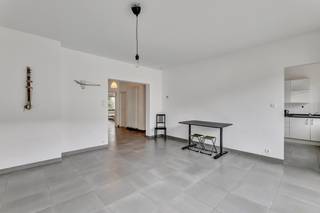 <p>Voor meer info of een bezoek, bel 053 59 49 33 - Op een strategische locatie in <strong>Aalst</strong> vinden we dit instapklare appartement terug met een oppervlakte van <strong>103m²</strong>. Het appartement bevindt zich op <strong>wandelafstand</strong> van het centrum van Aalst. Het appartement betreden we via de inkomhal waar men de <strong>zeer lichtrijke en grote leefruimte</strong> terug vindt met aansluitend de <strong>geïnstalleerde keuken</strong>. De badkamer is voorzien van een <strong>ligbad met douche</strong> en een enkele lavabo. Verder vinden we <strong>twee zeer ruime slaapkamers</strong> terug die uitgeven op het <strong>gezellige terras</strong> achteraan het appartement. Het appartement beschikt ook over een <strong>gastentoilet </strong>en een berging. <strong>Geen syndicuskosten - EPC (B) - Dichtbij centrum Aalst</strong></p>