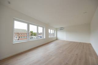 Energiezuinig gerenoveerd en zeer ruim duplexappartement met terras op centrale ligging in Schoten. Gelegen vlakbij de Markt, winkels,...