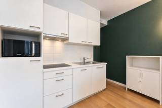 ONTDEK DIT INSTAPKLARE APPARTEMENT TIJDENS ONZE BEZOEKDAG OP 14 OKTOBER. PLAN TIJDIG UW BEZOEKMOMENT IN!<br /><br />Voor meer info en foto’s, surf naar www.swevers.be – Dit instapklare appartement geniet van een bijzonder centrale ligging in de Diestsestraat in Leuven. U woont hier op wandelafstand van het station en het bruisende stadscentrum, met winkels, restaurants, scholen en ontspanning vlakbij. Tegelijk is er een vlotte verbinding richting de autosnelwegen. Een extra troef is de ligging in een straat zonder doorgaand rijdend verkeer, waardoor u centraal woont en toch geniet van een aangename en rustige omgeving.<br />Het appartement beschikt over een praktische indeling met een bewoonbare oppervlakte van 49 m². De lichtrijke leefruimte met open keuken vormt het hart van de woning en geniet dankzij de grote raampartijen van een aangename natuurlijke lichtinval. De parketvloer doorheen het appartement zorgt voor een warme uitstraling. Daarnaast zijn er een aparte slaapkamer, badkamer en praktische berging aanwezig. De slaapkamer bevindt zich aan de rustige achterzijde en biedt voldoende ruimte voor een dubbel bed en kastruimte. Een extra troef is de ruime kelderberging voor extra opbergruimte.<br />Het appartement werd in 2011 gerenoveerd en verkeert in een instapklare staat. Dankzij de combinatie van de centrale ligging, rustige straat, veel lichtinval en aparte slaapkamer is dit een aantrekkelijke woonoplossing voor wie centraal wil wonen of een interessante investering zoekt.<br />Voor meer informatie, bel 011 255 155.<br />Bron bewoonbare oppervlakte: EPC-verslag.