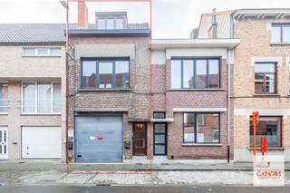 Deze interessante <strong>opbrengsteigendom</strong> met ruime handelsruimte en een bovenliggend appartement is gunstig gelegen nabij het centrum van Mariakerke.<br /><br />Op het gelijkvloers bevindt zich een <strong>grote commerciële ruimte</strong> van ca. 195 m². Deze polyvalente ruimte is toegankelijk via een <strong>grote garagepoort</strong> en beschikt daarnaast over een <strong>aparte bureauruimte</strong>, waardoor ze geschikt is voor verschillende professionele activiteiten zoals opslag, atelier of werkplaats.<br />Boven de handelsruimte bevindt zich een twee slaapkamer appartement dat bestaat uit een leefruimte met eetplaats en living, een keuken, een badkamer en een praktische wasplaats. Op het bovenste verdiep bevinden er zich<strong> twee slaapkamers</strong>.<br /><br />Bent u op zoek naar een unieke locatie om uw zaak te starten en erboven te wonen of te verhuren? Neem gerust contact met ons op voor het maken van een afspraak 09 278 88 88.<br />