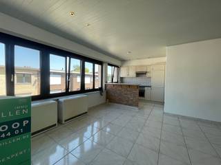<p><span>OVERWINNINGSTRAAT 17 2e v 2850 BOOM:</span></p><p><span> </span></p><p><span>Ruim appartement op de tweede verdieping met 2 slaapkamers.</span></p><p><span>Een </span><span>uitstekende verbinding naar de A12 richting Antwerpen en Brussel</span><span>. De locatie is bovendien ideaal: </span><span>op wandelafstand van het centrum, scholen en openbaar vervoer</span><span>.</span></p><p><span>Via de </span><span>inkomhal</span><span> kom je binnen in de </span><span>ruime lichtrijke leefruimte met een open keuken</span><span>.</span></p><p><span>Daarnaast is er een badkamer voorzien van een bad, douche en toilet.</span></p><p><span>De slaapkamer aan de achterkant is voorzien van een terras.</span></p><p><span>Dit appartement is ideaal als </span><span>starters woning</span><span> of als </span><span>interessante opbrengst eigendom</span><span>, dankzij de centrale ligging en praktische indeling.</span></p><p><span> </span></p><p><span>Interesse? Contacteer <span>info@immodillen.be</span></span><span> - 03/888 44 01.</span></p><p><span> </span></p>