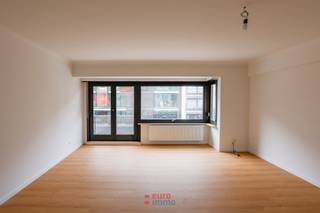 Uitermate knap, volledig gerenoveerd appartement met 2 volwaardige slaapkamers te huur op jaarbasis in het hartje van deze moderne Badstad!<br />Centraal in de Albert I laan kan u deze parel terugvinden.<br />Deze leent zich optimaal voor vaste bewoners alsook voor mensen die willen genieten van een tweede verblijf aan zee. Geniet op het zonneterras of kokkerellen in de nieuwe keuken. Dit appartement biedt voor elk wat wils!<br />75 EUR syndicuskosten per maand. EPC = 117 = Label B