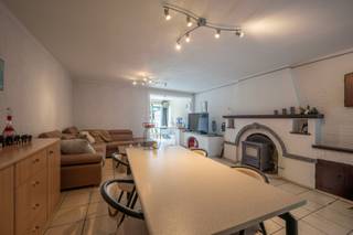 Deze charmante gesloten bebouwing is super rustig gelegen in een doodlopende straat in Zwankendamme en geniet van een prachtig uitzicht over uitgestrekte weilanden. Een ideale combinatie van rust, privacy en een groene omgeving.<br />Via de inkomhal betreedt u de gezellige en lichtrijke leefruimte, bestaande uit een sfeervolle woonkamer, een eetplaats en een praktische bureauruimte. Aansluitend bevindt zich de keuken, die rechtstreeks toegang biedt tot de zonnige, zuidwest gerichte tuin — perfect om in alle rust te genieten van het buitenleven. Op het gelijkvloers bevindt zich eveneens een badkamer.<br /><br />De eerste verdieping omvat twee volwaardige slaapkamers, waarvan één momenteel ingericht is als kinderkamer, evenals een tweede badkamer voor extra comfort.<br />Op de tweede verdieping bevinden zich nog twee extra ruime slaapkamers, ideaal voor een groot gezin, hobbyruimte of thuiskantoor.<br /><br />Dankzij de zeer rustige ligging, de functionele indeling en de mooie buitenruimte vormt deze woning een uitstekende opportuniteit voor wie op zoek is naar comfortabel wonen in een aangename omgeving.<br />Conforme elektrische installatie!<br />Ref.V518