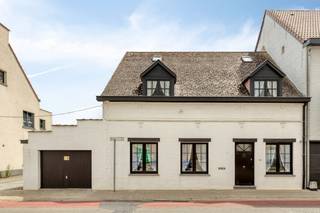 <p>Ruime, te renoveren woning (vroegere handelswoning) met mooie tuin en veel potentieel op een perceel van 1200m². Indeling als volgt; Inkomhal met woonkamer. Grote leefruimte met aansluitend de keuken en de badkamer. Apart toilet. Tussenverdieping met 1 slaapkamer. Verdieping met 3 ruime slaapkamers en toilet. Zolderverdieping waar extra kamers gemaakt kunnen worden. Koele en droge kelder aanwezig. Gezellig terras van waaruit er toegang is tot de werkplaats en de mooie, zongeoriënteerde tuin achteraan. Garage aanwezig. Centrale verwarming op aardgas. De woning is zeer goed gelegen nabij alle voorzieningen. </p>