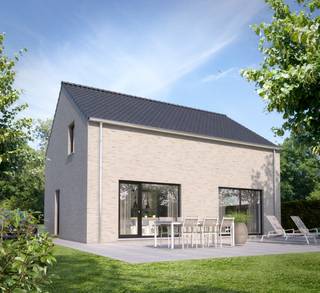 Modern, hedendaagse gezinswoning met 3 slaapkamers in Bilzen-Hoeselt<br />Op deze mooie bouwlocatie wordt een stijlvolle en functionele gezinswoning voorgesteld, ontworpen met aandacht voor ruimte, licht en hedendaags wooncomfort.<br />De woning verwelkomt je met een aangename inkomhal met gastentoilet en leidt vervolgens naar de ruime leefruimte. De open keuken, eetruimte en zithoek vormen samen een mooi en uitnodigend geheel, waar het dagelijkse gezinsleven centraal staat. Dankzij de open indeling geniet je van een aangenaam gevoel van ruimte en een optimale verbinding tussen de verschillende leefruimtes.<br />Een mooie extra is de vide ter hoogte van de inkomhal. Deze zorgt voor extra ruimtelijkheid en geeft het binnenkomen in de woning een eigentijds en luchtig karakter, zonder afbreuk te doen aan de praktische indeling van de woning.<br />Daarnaast beschikt het gelijkvloers over een praktische berging, die zorgt voor de nodige opbergruimte en extra comfort in het dagelijkse leven.<br />Op de eerste verdieping bevinden zich drie volwaardige slaapkamers, een badkamer en een centrale overloop. De kamers bieden voldoende ruimte voor een gezin en kunnen naar eigen wens worden ingericht als slaap-, kinder-, hobby- of bureauruimte.<br />Een comfortabele en hedendaagse gezinswoning met een doordachte indeling, aangename leefruimtes en mooie architecturale accenten.<br />Het voorgestelde ontwerp vormt de basis voor dit project. De toekomstige bouwheer krijgt de mogelijkheid om, in overleg, bepaalde keuzes en elementen verder af te stemmen op de eigen wensen en levensstijl.<br />Dit project realiseren wij in samenwerking met Matsimmo. Bel bouwadviseur Benjamin voor meer info via 011/450 280<br /><br />SLEUTEL-OP-DE-DEUR WAT HOUDT DAT JUIST IN?<br />Ruwbouw winddicht<br />Sanitaire leidingen (inclusief hergebruik van regenwater)<br />Elektriciteit<br />Verwarming via warmtepomp met vloerverwarming<br />Pleisterwerken<br />Isolatiewerken en chape<br />EPB berekening<br />Ventilatiesysteem D+ <br />Keuken<br />Sanitaire toestellen<br />Tegelvloeren op het gelijkvloers en in de badkamer<br />Binnendeuren in grondlaag<br />Trap in hout<br />Voegwerken<br />Zonnepanelen<br />Kostprijs architect en veiligheidscoördinatie inclusief<br /><br />Prijs SLEUTEL-OP-DE-DEUR:<br />€493.000 excl. alle kosten op grond en constructie<br />€ 583.595 incl. alle kosten op grond en constructie