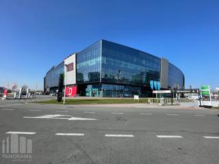 Gelegen op een toplocatie in een bruisende, ondernemende omgeving nabij Gent. Deze instapklare kantoren bevinden zich in de <strong>Planet Group Arena</strong>, een dynamische hotspot waar ondernemen, netwerken en sport samenkomen. Dankzij de strategische ligging, op slechts enkele minuten van de <strong>E17 </strong>(op- en afrit UZ Gent), de <strong>R4 </strong>en met een directe verbinding naar de <strong>E40, </strong>geniet u van een uitstekende bereikbaarheid.<br /><br />Deze kantoorruimte van <strong>100 m²</strong> is optimaal ingericht voor<strong> 20 werkplaatsen</strong>. U maakt bovendien gebruik van een waaier aan faciliteiten zoals vergaderruimtes, callbooths, seminar- en eventzalen, een volledig uitgeruste keuken en een stijlvolle lounge. <br />Het <strong>all-in concept </strong>garandeert maximale ontzorging: alle verbruikskosten, snel internet, schoonmaak, receptiediensten, kwalitatief meubilair en zelfs de onroerende voorheffing zijn inbegrepen in één transparante formule. Daarbovenop beschikt u over ruime parkeermogelijkheden, comfortabel en zorgeloos voor u én uw bezoekers.<br /><br /><strong>Extra troef!</strong> Als member kunt u ook gebruik maken van de faciliteiten van Meetdistrict over heel Vlaanderen ( Berchem - Brussel - Diegem) <br /><br />Interesse? Neem vandaag nog contact met ons op voor meer informatie of een vrijblijvend plaatsbezoek. Bel <strong>PANORAMA B2B GENT KANTOREN </strong>op <strong>09 225 09 02</strong>.