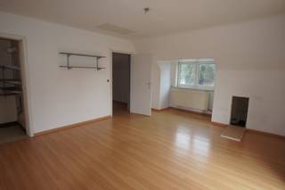 <strong>Handelspand met woonst te koop<br /><br />Indeling:</strong><br />kelder: volledig onderkelderd met garage(plaats voor 2 wagens)<br />gelijkvloers: inkom, handelsruimte/restaurant/woonruimte, 2 toiletten en keuken<br />eerste verdiep: 3 slaapkamers en badkamer<br /><br /><strong>Troeven:</strong>
<ul><li>commerciële ligging naast drukke baan</li><li>staanplaatsen voor de deur voor klanten</li><li>volledig onderkelderd</li></ul>
<br />Bij deze woning geldt de renovatieplicht.