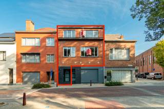 U kan de volledige beschrijving, alle foto's, het EPC en de grondplannen terugvinden op onze website: www.reds.be <br /><br />Met gepaste trots stellen we u dit zeer ruim duplexappartement met 3 slaapkamers en een fantastisch terras op toplocatie in centrum Kontich voor. In de nabijheid van alle dagdagelijkse voorzieningen, de E19 op 3 minuten rijden en het gemeentepark op wandelafstand bevinden we ons op een zeer strategische locatie. Alsook de kleuterschool, de lagere school en de middelbare school van Sint-Jozef Kontich zijn allen te voet bereikbaar. Locatie is absoluut een grote troef! <br /><br />Het privatieve gedeelte begint al op het gelijkvloers waar perfect fietsen ec. in de hal geplaatst kunnen worden. Op de eerste verdieping vinden we de leefruimte met open keuken van maar liefst 56 m2 terug. De werkende houthaard en de stenen voorbouw zorgen voor de rustieke elementen waardoor gezelligheid centraal staat. De volledig uitgeruste keuken met keukeneiland geeft uit op het ruime houten terras (40m2). De houten beschutting creëert een extra gevoel van privacy waardoor de definitie van aangenaam vertoeven hier volledig tot zijn recht komt. <br /><br />Vooraan het appartement, naast de leefruimte, is er nog een extra bureauruimte aanwezig. Hier kan u genieten van het zicht op het herenhuis Hofke Janssens dat geklasseerd staat als beschermd monument. Alsook de tuin van het herenhuis is geklasseerd als beschermd stads-en dorpsgezicht. Verder vinden we op deze verdieping de eerste slaapkamer (14,4m2), het eerste toilet en een vestiaire ruimte terug. <br /><br />Op de tweede verdieping bevinden er zich twee zeer ruime slaapkamers van 28 en 29 m2. Beide zijn dus ruim genoeg en voorzien van een eigen dressing. De badkamer geniet van zowel een inloopdouche als een ligbad. Daarnaast beschikt deze verdieping ook over een extra toilet en een wasruimte. <br /><br />De wagen kan geparkeerd worden op het openbaar domein recht tegenover het appartement. <br /><br />Bent u benieuwd en wilt u dit appartement graag samen met ons komen ontdekken? Voor meer info over dit appartement of een bezoek ter plaatse kunt u contact opnemen met Jakob via jakob@reds.be of op 0483 488 249