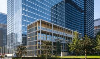 <strong>ZEN</strong> biedt een hoogwaardig en flexibel <strong>nieuwbouwkantoor van 978 m²</strong>, vlak bij het centrum van Brussel. Dankzij de ligging op slechts 3 min wandelen van <strong>station Brussel-Noord</strong> en de uitstekende bereikbaarheid met het openbaar vervoer, is dit een ideale vestigingsplaats voor ambitieuze ondernemingen.<br /><br />Het kantoor geniet dankzij de <strong>grote raampartijen</strong> van veel natuurlijk licht. De verschillende verdiepingen kunnen bovendien via een gemeenschappelijke trap met elkaar worden verbonden. Elke verdieping beschikt over een <strong>privéterras </strong>met uitzicht op het omliggende park.<br /><br />Het gebouw combineert een hoogwaardige afwerking met een uitgebreid aanbod aan faciliteiten. Zo kunnen gebruikers genieten van een receptie, vergaderzalen, loungezones, een volledig uitgeruste keuken, douches, liften, een beveiligde fietsenstalling en een exclusieve rooftopbar met restaurant.<br /><br />Daarnaast beschikt het gebouw over een<strong> ondergrondse Interparking</strong> met <strong>laadpunten</strong> voor elektrische voertuigen, <strong>zonnepanelen</strong>, warmtepompen, een uitstekend geïsoleerde gevel, energiezuinige<strong> LED-verlichting</strong> en een regenwaterrecuperatiesysteem. Deze toekomstgerichte voorzieningen dragen bij aan de ambitieuze <strong>BREEAM Excellent-certificering </strong>van het gebouw.<br /><br />Ook ruimere oppervlaktes van <strong>972 m² tot 3.911 m²</strong> zijn beschikbaar, zodat we een oplossing kunnen bieden die perfect aansluit bij uw behoeften.<br /><br />Contacteer <strong>PANORAMA B2B</strong> voor meer informatie, plannen of een vrijblijvend plaatsbezoek via <strong>0477 09 00 09</strong>.