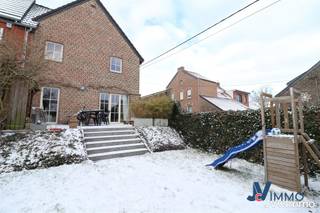 Indeling:Begane grond-ChHal'entree : 2,5 m², aparte wc : 2 m², berging met wasmachine ruimte : 2,5 m², semi-ingerichte keuken 8 m², grote woonkamer...