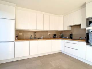 <p>Op <strong>WANDELAFSTAND </strong>van 2 uitersten, enerzijds het <strong>MOOIE LIEDTSPARK</strong> met Engelse tuinkunst en anderzijds het <strong>BRUISENDE STADSLEVEN</strong> van Oudenaarde treffen we dit <strong>INSTAPKLARE</strong> appartement aan. Dankzij de <strong>RUSTIGE RESIDENTIE </strong>en de <strong>LUXUEUZE AFWERKING</strong> vormt dit appartement een aangename woonplaats.<br /><br />Indeling: Inkomhal, afzonderlijk toilet, <strong>LICHTRIJKE </strong>leefruimte, <strong>PRAKTISCH </strong>ingerichte keuken, berging, <strong>2 VOLWAARDIGE SLAAPKAMERS</strong>, ingerichte badkamer en extra kelderberging.<br /><br /><em>Opmerking: De woning is geschikt voor maximum 2 à 3 personen! Omdat je financieel comfortabel zou kunnen huren wordt de volgende basisregel gehanteerd: € 750 * 3 = € 2250 </em><br /><br /><strong>Adres: </strong>Burgschelde 40 bus 3 - 9700 Oudenaarde<br />Onmiddellijk beschikbaar!<br />Huurprijs: €750,00/ maand + €60,00 syndic/ maand<br />EPC: 267 kWh/m² - UC: 1480267</p>