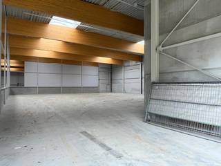 Wommelgem nieuwbouw magazijn van 720m² met kantoren verdeeld over 2 verdiepingen van 225m² in de industriezone van Wommelgem.<br />Modern magazijn met hoogte van +/- 9m.<br />Goed gelegen nabij het rondpunt in Wijnegem.<br /><br />- Magazijn 720m²<br />- Kantoor op 2 verdiepingen langs de straatkant van 225m²<br />- 1 ruime sectionaal poort van 4,5 op 5m<br />- Parkings