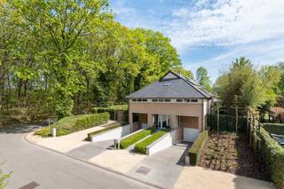 Deze imposante villa met een bewoonbare oppervlakte van ca. 370 m² biedt een uitzonderlijke woonervaring op een gegeerde locatie in...