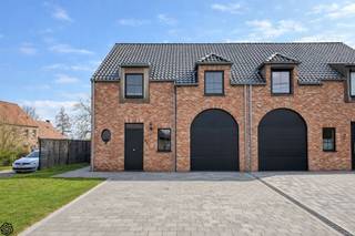 Modern semi-detached home (built in 2023) located in a very quiet setting, yet easily accessible: just 10 minutes from Avelgem and approximately...