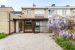 In een rustige en kindvriendelijke woonomgeving vind je deze lichtrijke woning met 4 slaapkamers, garage en verzorgde tuin.Dankzij de reeds...