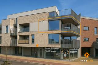 TOPLIGGING!  Volledig instapklaar 1-slaapkamerappartement in hartje Lommel. Indeling:Inkomhal, apart toilet, ruime living met open keuken, berging,...