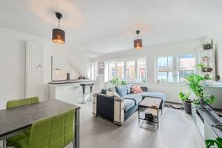 🏡 TE KOOP – Instapklaar gerenoveerd appartement met 2 slaapkamers in Mariakerke (Oostende)<br /><br />Op een topligging in Mariakerke, op wandelafstand van de zee, de zeedijk en het strand, bevindt zich dit instapklare en vernieuwde appartement met 2 volwaardige slaapkamers.<br /><br />Niet alleen het appartement werd zorgvuldig vernieuwd, ook het volledige gebouw werd gerenoveerd, wat garant staat voor een zorgeloos wooncomfort en een duurzame investering.<br /><br />✨ Indeling<br /><br />🏠 Lichtrijke leefruimte<br />🍽️ Volledig ingerichte keuken<br />🛏️ 2 volwaardige slaapkamers<br />🚿 Moderne ingerichte badkamer<br />🌿 Terras aan de achtergevel<br />🚪 Praktische inkomhal<br /><br />✅ Troeven<br /><br />🌊 Op wandelafstand van zee en strand<br />🏢 Volledig gerenoveerd gebouw<br />✨ Instapklaar en modern afgewerkt<br />🍽️ Volledig ingerichte keuken en badkamer<br />🔥 Individuele tellers voor water, gas en elektriciteit<br />💰 Geen lift <br />💶 Lasten en kosten van de gemeenschappelijke delen: slechts € 79/maand<br />📄 Vrij bij akte<br />🏖️ Ideaal als vaste woonst, tweede verblijf of investering<br />🚲 Gemeenschappelijke fietsberging aanwezig in het gebouw<br />📦 Privatieve kelderberging inbegrepen<br /><br />Dankzij de uitstekende ligging nabij winkels, openbaar vervoer en de kust geniet u hier van een ideale combinatie van rust, comfort en bereikbaarheid.<br /><br />Bezoek mogelijk mits afspraak<br />☎️ 059 808 502<br />📧 danny@brouckaert.be<br />🌐 www.brouckaert.be