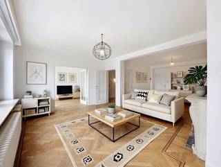 Gelegen op één van de meest prestigieuze pleinen van Gent, bieden wij dit prachtig en lichtrijk appartement aan op de Kouter. Wonen op de Kouter in Gent is wonen in het kloppende hart van de stad. Deze iconische, brede laan met haar statige herenhuizen en historische charme vormt al eeuwenlang één van de meest geliefde plekken van Gent. Hier komt grandeur samen met het levendige ritme van het stadsleven, en dat voel je in alles.Indeling van het appartement; inkomhal voorzien van toilet en vestiaire - leefruimte met extra polyvalente ruimte - balkon - geïnstalleerde keuken - nachthal - slaapkamer 1 - slaapkamer 2 met dressing - badkamer (dubbele wastafel en inloopdouche) - terras - kelderberging De gemeenschappelijke kosten, onder de vorm van een provisie, bedragen 120,00 EUR/maand en dienen voor het onderhoud van de gemeenschappelijke delen.Kortom, wonen op de Kouter is kiezen voor karakter, klasse en connectie met de stad – een unieke plek waar het verleden en het hedendaagse leven elkaar ontmoeten.