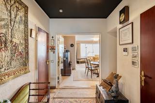 Op de 4de verdieping bevindt zich dit aangename en lichtrijke appartement, ideaal voor wie op zoek is naar een comfortabele woonst met een praktische indeling.<br /><br />Het appartement is gelegen op een gunstige locatie met uitstekende invalswegen.<br /><br />Via de inkomhal krijgt u toegang tot de leefruimte. De ruime woonkamer geniet dankzij de grote raampartijen van veel natuurlijk licht en biedt voldoende plaats voor een gezellige zithoek en een aangename eetgelegenheid.<br />Aansluitend bevindt zich de geïnstalleerde op te frissen keuken, praktisch ingericht voor dagelijks gebruik.<br /><br />Het appartement beschikt over twee slaapkamers, een badkamer, een apart toilet en een handige berging.<br />Bovendien zorgt het balkon voor een aangename buitenruimte.<br /><br />Extra troeven zijn de privatieve kelderberging, ideaal voor extra opslagruimte, en het gunstige EPC-label B. Het appartement is bovendien asbestveilig.<br /><br />Als bijkomende mogelijkheid kan er een staanplaats worden aangekocht, wat zorgt voor extra comfort en parkeergemak.<br /><br />Wenst u meer info of wil u een bezichtiging inplannen, mail dan naar: jeffrey@jurimmo.be of bel naar +32 474 04 13 26