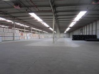 Magazijn van 11.643m² te huur op een grote logistieke site naast de E17 te Sint-Niklaas. <br /><br />
<ul>
<li><span>Totale oppervlakte: 96.300 m² bruto vloeroppervlakte</span></li>
<li><span>Leaseoptie: korte termijn / middellange termijn / lange termijn</span></li>
<li><span>Constructietype: Beton / Metaal</span></li>
<li><span>Daktype: Plat dak</span></li>
<li><span>Vrije hoogte: 5 tot 8 meter</span></li>
<li><span>Vloerbelasting: 5 ton/m²</span></li>
<li><span>Deuren: Sectionaaldeur</span></li>
<li><span>Laad- en loskades </span></li>
<li><span>Vloertype: Polybeton </span></li>
<li><span>Zonnepanelen</span></li>
</ul>