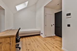 <span><strong>***alle informatie op www.connect-immo.be***</strong></span>
<p>Deze residentie is gelegen aan de Leuvense stadsrand, namelijk op de <strong>Geldenaaksebaan</strong>! Deze locatie biedt zowel voor studerende jongeren in Leuven, Heverlee én Brussel een goede uitvalsbasis. <br /><br />Niet alleen de rustige omgeving is een troef maar ook de faciliteiten in de nabijheid zijn mooi meegenomen. Zo kan je er het openbaar vervoer vinden op enkele meters van het gebouw. Supermarkten, printshops, apotheek… op wandel/ fietsafstand. Het verlengde van de straat geeft uit op Sportoase waar je als student kan deelnemen aan groepslessen of gewoonweg kan ontspannen. <strong>Abdij Van Park</strong> is een Norbertijenabdij gelegen aan Leuvense bossen en is de ideale uitvalsbasis voor studenten die naast het studeren wensen te ontspannen. Je geniet er als het ware van de natuur en dit op een boogscheut van Leuven. Men kan hier echt wel spreken van een verborgen parel.</p>
<span><strong>Residentie César</strong> is een </span><strong>vernieuwbouwproject </strong><span>en werd opgeleverd in oktober 2024</span><span>. De renovatie werd uitgevoerd met aandacht voor detail, afwerking en kwaliteitsvolle materiaalkeuze. Ook <strong>voldoet </strong>het gebouw aan </span><span>de gevraagde strenge </span><strong>energiezuinigheidsnormen</strong><span> van 2024. De entiteiten zijn kamers eigen sanitair en een studio, dewelke volledig bemeubeld aangeboden worden. Ook beschikken enkele units over een </span><strong>privatief terras</strong><span>, als dat niet geweldig is! Bovendien is er een <strong>inpandige </strong></span><strong>fietsenstalling</strong><span> en een <strong>gemeenschappelijke keuken met terras en tuin </strong>aanwezig zodat bewoners samen kunnen kokerellen!</span><br /><br /><span><strong>Interesse? Vraag je brochure op en plan uw bezoek in met onze Expert Investeringsvastgoed: Jacky@connect-immo.be of 0495 53 46 49</strong></span><br /><br /><span>EPC: 94 kWh/(m2jaar) - 3150724</span><br /><strong>Verkoop onder het registratiestelsel </strong><br /><span>Wg, G</span><span>dv, Gvkr, Gvv</span>