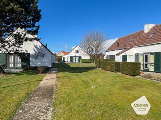 Gelegen op een idyllische locatie aan de kust, biedt deze charmante vakantiewoning de perfecte ontsnapping aan de drukte van het dagelijks leven. De nabijheid van het natuurreservaat 'De Schuddebeurze" is een extra troef en het domein bevindt zich ook op een boogscheut van zee &amp; strand, de jachthaven van Nieuwpoort en ideale fiets- en wandelroutes;<br />Een ruim terras nodigt uit tot buitenleven terwijl de goed onderhouden tuin met vijver een oase van rust biedt om te ontspannen en te genieten van de natuurlijke omgeving;<br />De woning geniet van een positief EPC-attest waardoor deze vakantiewoning niet belast is met een renovatieplicht;<br /><br /><u>Kenmerken:</u><br />* Geen renovatieplicht;<br />* Meubels inclusief;<br />* Panoramisch uitzicht;<br />* Privatieve parkeerplaats inclusief;<br />* Geen domicilie mogelijk;<br /><br />Interesse? Contacteer snel onze bureau en maak zeker een afspraak voor een vrijblijvend plaatsbezoek of om verdere info te bekomen;<br /> 