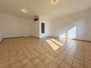 INSTAPKLAAR DUPLEXAPPARTEMENT MET TWEE SLAAPKAMERS IN HARTJE MEULEBEKEGelegen in het hartje van Meulebeke, op wandelafstand van de markt, winkels,...