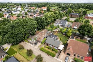 Gelijkvloerse woning met mooie tuin in doodlopende straat in Zevendonk.<br /><br /><br />Zeer rustig gelegen ruime gelijkvloerse woning met inkomhal en gastentoilet. Zeer ruime en lichtrijke leefruimte, die zich perfect leent tot het creëren van een gezellige zit- en eethoek. Via een schuifraam heeft u bovendien rechtstreeks toegang tot de zonnige tuin. Aansluitend bevindt zich de volledig ingerichte keuken, voorzien van de nodige toestellen en voldoende opbergruimte. Naast de keuken is er eveneens een praktische berging met aansluiting voor wasmachine/droogkast.<br />De woning beschikt over drie goede slaapkamers, elk met een eigen karakter en voorzien van rolluiken. De nieuwe badkamer is volledig uitgerust met een dubbele wastafel, ligbad en douche. Daarnaast is er eveneens nog een tweede nachttoilet aanwezig. Verder biedt deze woning een garage, een ruime kelder en een enorme zolderverdieping via vlizotrap, die indien gewenst kan worden ingericht met kamers of als hobbyruimte.<br /><br />Deze woning met veel potentieel bevindt zich in een stille, doodlopende straat in een aangename en kindvriendelijke buurt. Gelegen in de gegeerde residentiële wijk Zevendonk, net buiten het centrum van Turnhout, geniet u hier van rust, veel groen en privacy zonder doorgaand verkeer. Tegelijk zijn alle voorzieningen zoals scholen, winkels, openbaar vervoer en ontspanning vlot bereikbaar te voet of met de fiets. Ook de nabijheid van de belangrijkste invalswegen zorgt voor een uitstekende mobiliteit.<br /><br />De prachtige sfeervolle zonnige tuin vormt een aangename buitenruimte met een combinatie van terras, graszone en een extra tuinberging – ideaal om in alle rust te genieten.<br /><br />Troeven<br />* Rustige en kindvriendelijke ligging<br />* Gelijkvloers met praktische indeling en veel lichtinval<br />* Degelijke woning met veel potentieel!<br />* Goede bereikbaarheid<br /><br />* Oppervlakten zijn indicatief en conform EPC.*<br />* Renovatieverplichting van toepassing maar eenvoudig oplosbaar.