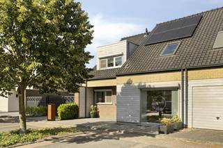 Wie op zoek is naar kwalitatief vastgoed in Limburg, vindt in deze halfopen bebouwing in Kinrooi de ideale gezinswoning. Dit pand combineert ruimte, comfort en een uitstekende ligging in een bijzonder kindvriendelijke buurt.<br /><br />Een van de grootste troeven van deze woning is de energiezuinigheid. Met een EPC-label A en de aanwezigheid van zonnepanelen bent u volledig voorbereid op de toekomst en profiteert u van lage energiekosten. Daarnaast is de woning volledig instapklaar, waardoor u zonder verbouwingszorgen kunt verhuizen. Bovendien is er de mogelijkheid om de woning met enkele kleine aanpassingen uit te breiden door de ruime zolder volledig te benutten.<br /><br />De ligging in Kinrooi is simpelweg perfect voor gezinnen. Op wandelafstand vindt u een leuk speeltuintje, evenals een kleuter-, basis- en eerstegraadschool. Dagelijkse voorzieningen zoals winkels, een bakker en een apotheek liggen eveneens in de directe nabijheid.<br /><br />Indeling: <br />Verdieping 0:<br />- Woonkamer met open keuken <br />- Toilet <br />- Schoonheidssalon, bureauruimte<br />- berging<br />- Tuin <br />- Tuinberging<br /><br />Verdieping +1<br />- Badkamer <br />- 3 slaapkamers<br />- Berging <br /><br />Verdieping +2<br />- Zolderruimte <br /><br /><br />De eigendom wordt aangeboden via de Pre-sale formule. Op 29/08/2026 tussen 09:00 en 11:00 kan u het huis op afspraak komen bezichtigen en een bod uitbrengen. De vermelde prijs is een instelprijs. Voor meer info, gelieve contact op te nemen met de dossierverantwoordelijke.<br /><br />Bestuursmaatregelen in het maatregelenregister: nee