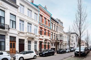 <p>Ben je op zoek naar een stijlvol duplexappartement op één van de meest gegeerde locaties van Antwerpen? Dit gerenoveerde pareltje ligt in een rustige zijstraat van de begeerde Amerikalei en combineert charme, comfort en rustig wonen in een kleinschalig gebouw. Je woont hier op wandelafstand van het bruisende Zuid, waar jong en oud vandaag volop genieten van restaurants, bars, het KMSKA en het nieuwe Zuidpark.</p>
<p>Bij het betreden van het appartement op de tweede verdieping betreedt u de lichtrijke leefruimte, voorzien van een elegante visgraatparket. De open keuken met eiland en natuurstenen werkblad beschikt over kwalitatieve inbouwtoestellen.</p>
<p>De derde verdieping beschikt over twee ruime slaapkamers, waarvan één is afgewerkt met een open vide die extra mogelijkheden creëert, bijvoorbeeld voor het inrichten van een bureau. Beide kamers genieten van een aangename en natuurlijke lichtinval, wat bijdraagt aan een open en comfortabel gevoel. Daarnaast is er een stijlvolle badkamer aanwezig, uitgerust met een zeer ruime inloopdouche en een dubbele lavabo, waar comfort en functionaliteit perfect samenkomen.</p>
<p>Tot slot is er een private kelder aanwezig die zorgt voor extra, praktische opslagruimte.</p>
<p>Interesse? Contacteer LISTED vandaag nog voor een bezoek: +32 3 283 51 51.</p>