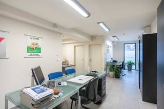 Modern en instapklaar handelspand, volledig ingericht als kantoorruimte, gelegen op het gelijkvloers met een oppervlakte van ca. 95m².<br /><br />Perfect voor vrije beroepen of ondernemers in de dienstensector.<br /><br />Je komt binnen via een automatische inkomdeur in een stijlvolle wachtruimte. De afgesloten kantoorruimte is ruim en praktisch ingedeeld, klaar voor gebruik. Achteraan vind je een compacte keuken met toestellen, een apart toilet en een berging of stockageruimte.<br /><br />Extra troeven?<br />• Volledig ingericht – mogelijkheid tot overname van materiaal<br />• Airco met verwarmingsfunctie – energiezuinig en comfortabel<br />• Parkeergelegenheid voor én achter het gebouw<br />• Onmiddellijk beschikbaar – geen wachttijd, gewoon starten<br /><br />Op zoek naar een professioneel pand op een goede locatie?<br />Bezoeken zijn mogelijk, steeds op afspraak. 📞