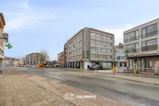 VALIMMAS verkoopt in het centrum van Asse dit verzorgde en direct instapklare hoekappartement op de derde verdieping (met lift).    

Het appartement bestaat uit een inkomhal met vestiairekast, een toilet, een ruime living, een ingerichte keuken, een badkamer met douche, en twee slaapkamers.    
Inclusief een kelder en het gebruik van de gemeenschappelijke fietsenberging.    

Hoekappartement = veel lichtinval !
Gelegen in de onmiddellijke nabijheid van winkels, scholen, Markt, bushalte en station.  Mobiscore 8,6/10.   