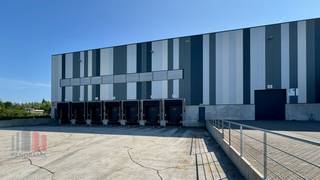 Uitstekend gelegen bedrijfsgebouw met een totale magazijnoppervlakte van 6.515 m², 756 m² mezzanine  en 190 m² kantoren te huur. Dit hoogwaardig...