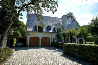 Op een absolute toplocatie gelegen villa met hedendaags comfort.<br />Indeling gelijkvloers: entree met vestiaireruimte en gastentoilet, ruime living met haard doorlopend met eetkamer, mooie nieuwe keuken met ontbijtplaats, ruime wasplaats en een garage voor 2 wagens.<br />Kelder: technische ruimte en ruime berging.<br />Indeling verdieping: grote overloop waarop uitkomen; de grote ouderslaapkamer, met aanpalende dressing en luxe badkamer, met fraai ligbad, moderne wastafel en inloopdouche, nachttoilet. Hele ruime tweede en derde slaapkamer en een tweede luxe badkamer, via de dressing toegang via een mooie vaste trap naar de tweede verdieping, ruime fitness, extra kamer ( mogelijkheid voor extra slaapkamer met sanitair.<br /><br />Opmerkingen: deze villa werd recent voor 100% gerenoveerd volgens de regels van de kunst, vloerverwarming, nieuwe ramen en/of beglazing, technieken, electra, keuken, badkamers, vloeren en de gevel en het dak werden voorzien van topisolatie.<br />Het zwembad in de tuin heeft ook een nieuwe installatie en klaar voor gebruik!