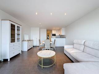 Mooi appartement gelegen op de eerste verdieping van de Residentie Estelle.  Indeling: inkomhal, ingerichte keuken, living met eetkamer, berging, afzonderlijk toilet, badkamer, twee slaapkamers met terras achteraan.  Gemeenschappelijke fietsenberging op het gelijkvloers.  Ref. Estelle 0102