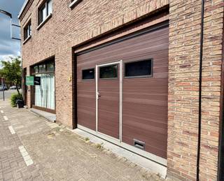 Aan de stadsrand gelegen magazijn/werkplaats. Magazijn (70m²) met doorrit-stockageruimte (34m²) met hoge elektrische inrijpoort. 1 toilet...