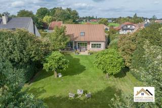 Deze gezellige woning betreed je via de inkomhal met gastentoilet, en via een stijlvolle zwartmetalen glazen deur kom je zo verder tot in de...