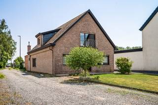 Op een uitstekende locatie in Londerzeel bevindt zich deze ruime woning met maar liefst vier slaapkamers. Gelegen in een rustige straat geniet u hier van een aangename woonomgeving, terwijl het centrum met winkels, scholen en openbaar vervoer zich op korte afstand bevindt.<br /><br />Via de inkomhal betreden we de woning. De lichtrijke leefruimte biedt voldoende plaats voor een gezellige zithoek en een aparte eetkamer en sluit naadloos aan op de ingerichte keuken. Op het gelijkvloers bevinden zich daarnaast een badkamer met lavabo en douchebad, een ruime wasplaats/berging, een apart toilet en diverse praktische bergruimtes. De nachthal op de eerste verdieping geeft toegang tot drie volwaardige slaapkamers. Buiten geniet u van een onderhoudsvriendelijke, zuidoost georiënteerde tuin met terras, waar u in alle rust en privacy van het mooie weer kunt genieten. Bovendien beschikt de woning over twee garages, die niet alleen plaats bieden aan uw wagen(s), maar ook tal van extra opbergmogelijkheden creëren.<br /><br />U bent verplicht om deze woning binnen de 6 jaar na aankoop grondig energetisch te renoveren tot minimum EPC-label D. <br /><br />Dit is een goede opportuniteit als u op zoek bent naar een ruime woning met potentieel op een rustige locatie te Londerzeel. Contacteer ons voor meer informatie op 0475 47 59 76 of neem een kijkje op www.boonstravastgoed.be. <br /><br />Bijzonderheden:<br />- 4 slaapkamers<br />- Uitstekende locatie<br />- 213 m² bewoonbaar