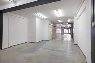 Ben je op zoek naar de perfecte plek voor jouw tijdelijke concept, seizoensgebonden shop of exclusieve productlancering? Grijp je kans in dit moderne handelspand van 94 m², gelegen op een absolute toplocatie aan de Zeedijk van Middelkerke. Dankzij de constante passage en het iconische uitzicht is succes hier gegarandeerd.Waarom dit de ideale pop-up locatie is:Topligging: Directe visibiliteit aan de drukke wandelpromenade met een ononderbroken stroom passanten.Instapklaar comfort: Het pand (bouwjaar 2006) is modern afgewerkt en beschikt over airconditioning en elektrische verwarming. Ideaal voor zowel een zomerse beachshop als een gezellige winterconcept.Volledige Faciliteiten: Voorzien van een uitgeruste keuken, toilet en zelfs een douche.Extra Ruimte: Een ruime kelder van 29 m² biedt alle nodige opslagcapaciteit voor je voorraad.Of je nu droomt van een trendy kledingboetiek, een artistieke galerij, een hippe take-away of een tijdelijk kantoor met zicht op de golven: de indeling leent zich voor uiteenlopende doeleinden. Voor horeca-initiatieven is er bovendien de mogelijkheid om in de kelder een extra sanitair blok in te richten.Neem vandaag nog contact op!