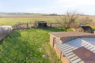 Op een rustige, landelijke locatie nabij Leuven bevindt zich deze charmante woning uit 1962, gelegen op een ruim perceel van 1.946 m². Met een bewoonbare oppervlakte van 213 m² en een adembenemend vergezicht aan de achterzijde, biedt deze woning tal van mogelijkheden.<br /><br />Indeling:<br />Op de gelijkvloerse verdieping kom je binnen via een ruime inkomhal die toegang geeft tot een bureauruimte, perfect als thuiswerkplek of extra slaapkamer. De lichtrijke leefruimte met eetplaats geniet van een gezellige houthaard. Aansluitend vind je een ruime keuken met berging, een aparte wasplaats en een afzonderlijk toilet.<br /><br />Op de eerste verdieping zijn er vier ruime slaapkamers, een praktische bergruimte en een grote badkamer met ligbad, douche en toilet. Daarnaast beschikt de woning over een kelderruimte, ideaal voor extra opslag.<br /><br />Daarnaast beschikt de woning over een ruime garage met extra bergruimte.<br /><br />Op zoek naar een ruime woning met tal van mogelijkheden in een groene omgeving? Contacteer ons voor een bezichtiging!